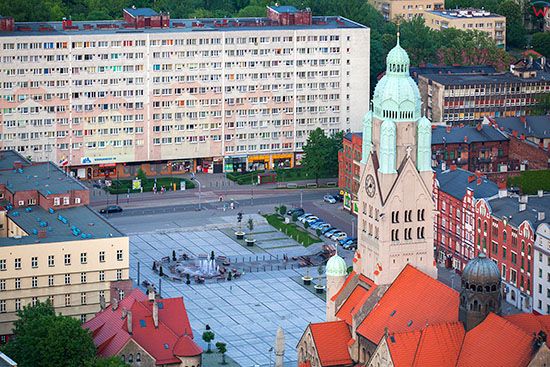 Ruda Slaska, panorama na Plac Jana Pawla II z widocznym kosciolem sw. Pawla. EU, PL, Slaskie. Lotnicze.